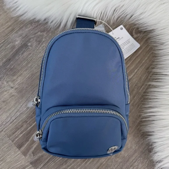 💙LULULEMON Everywhere Sling Small Bag 2L Washed Blue - Picture 5 of 9